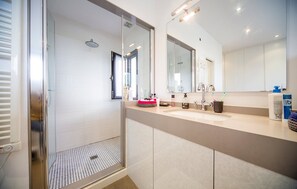 Badewanne, Haartrockner, Handtücher, Seife