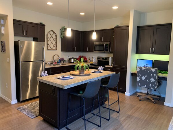 Refrigerador, microondas, horno y parrilla de estufa