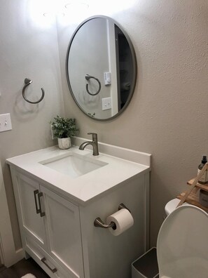 Combined shower/tub, hair dryer, towels, soap - Cozy townhouse close to Hospital & Capital (Helena)