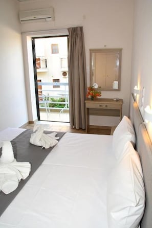 Verdunkelungsvorhänge, schallisolierte Zimmer, Bügeleisen/Bügelbrett