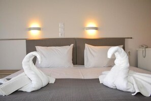 Rideaux occultants, chambres insonorisées, fer et planche à repasser