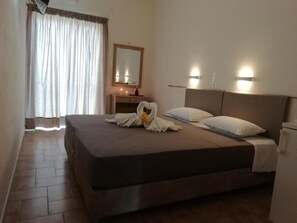 Rideaux occultants, chambres insonorisées, fer et planche à repasser