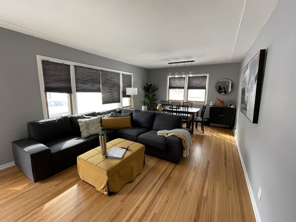 Smart TV, chimenea, futbolito y libros