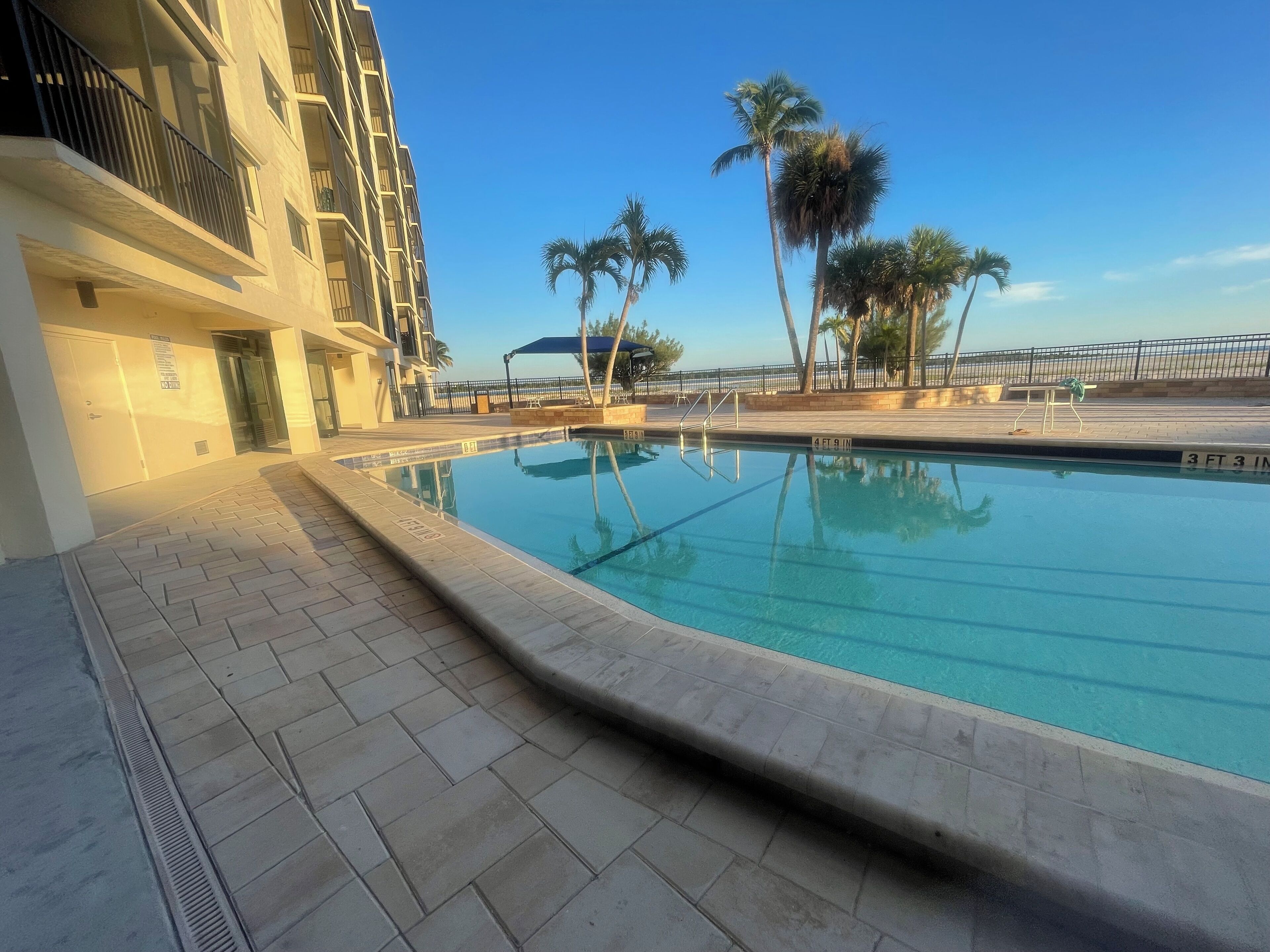 Utendørsbasseng og et oppvarmet basseng