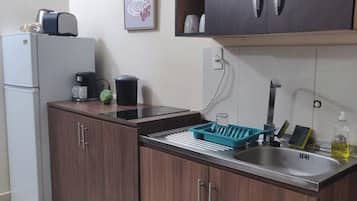 Fridge, stovetop, coffee/tea maker, electric kettle