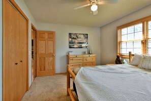 5 bedrooms, desk, travel cot, free WiFi