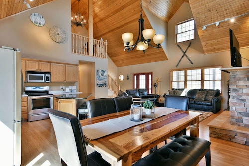 Spacious cabin for any type of get away! Minutes away from dozens of activities!