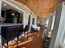 Casa Deluxe | Tabla de planchar con plancha, wifi gratis, ropa de cama