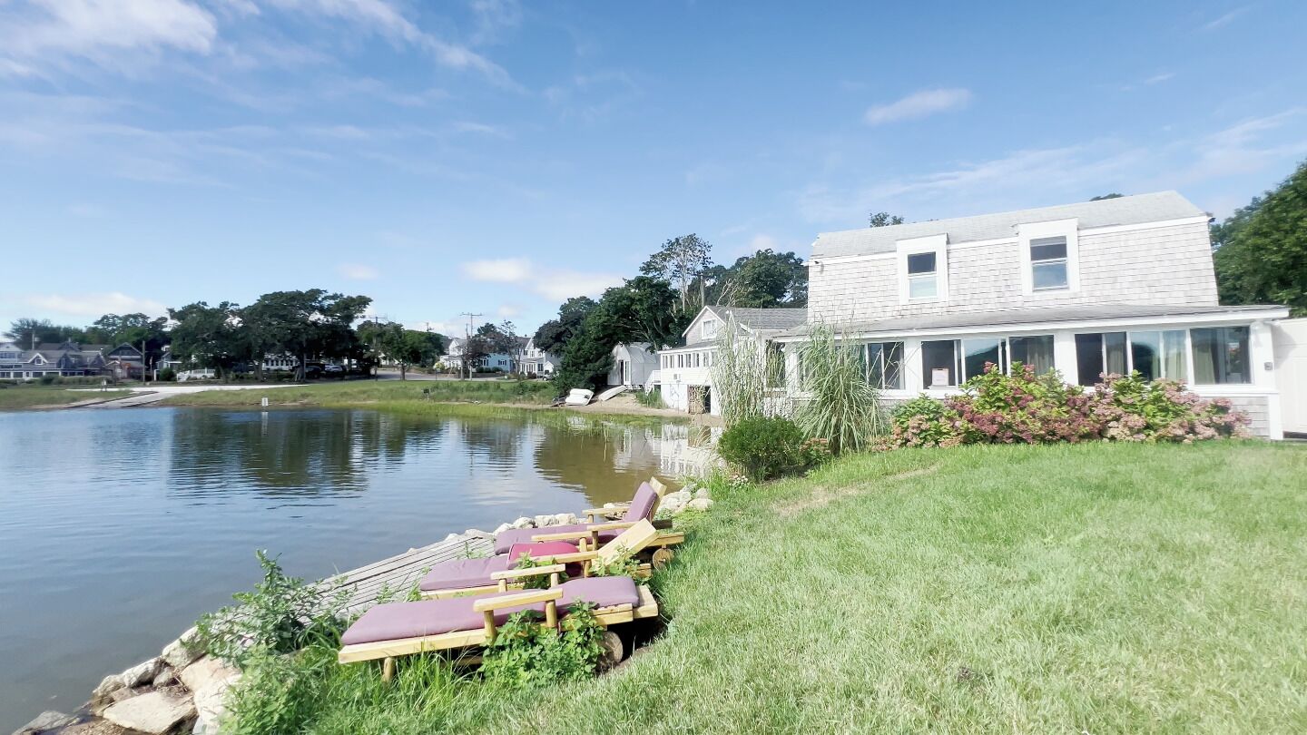 The Crab House Experience | Living area