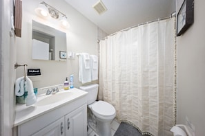 Combined shower/tub, hair dryer, towels
