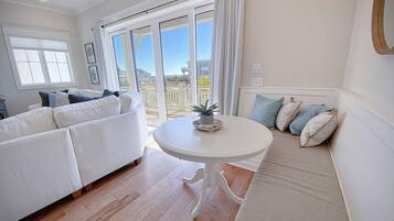 Duplex, 3 Bedrooms | Living room