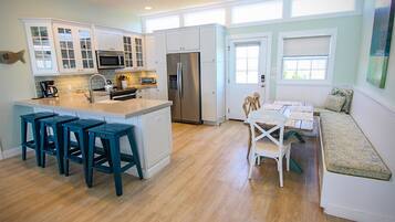 House, 3 Bedrooms | Private kitchen | Oven, cookware/dishes/utensils