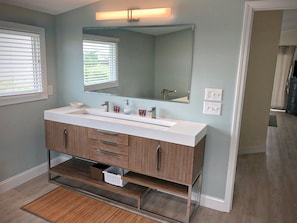 Bathroom - Blue Moon Cottage by Sea Scape Properties (Wrightsville Beach)