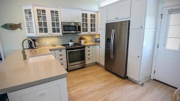House, 3 Bedrooms | Private kitchen | Oven, cookware/dishes/utensils