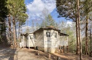 Exterior - Size Matters Cabin! Indoor Hot Tub, Indoor Fire place... (Blue Ridge)