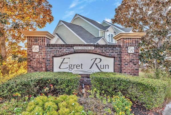 Property grounds - Family friendly spacious Barefoot townhome w/ neighborhood pool & 4 golf courses (North Myrtle Beach)
