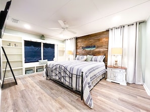 2 bedrooms, in-room safe, desk, iron/ironing board