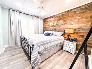 2 bedrooms, in-room safe, desk, iron/ironing board