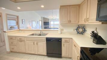 Condo, 3 habitaciones | Cocina privada | Horno