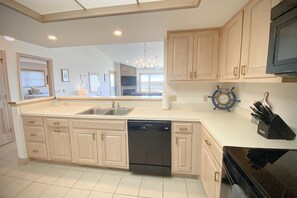 Condo, 3 Bedrooms | Private kitchen | Oven