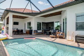 Piscina all'aperto, una piscina riscaldata