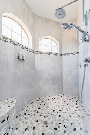 Combined shower/bathtub, towels, soap, shampoo