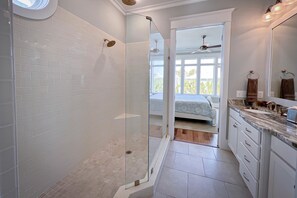 Maisonette, 3 Schlafzimmer | 3 Schlafzimmer, individuell dekoriert, individuell eingerichtet