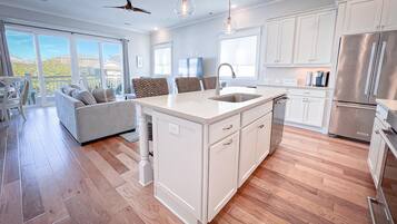 Duplex, 3 Bedrooms | Private kitchen | Oven