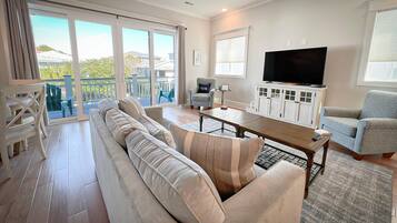 Duplex, 3 Bedrooms | Living room