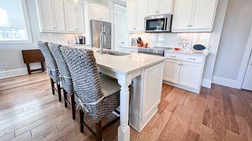 Duplex, 3 Bedrooms | Private kitchen | Oven