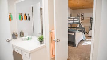 3 bedrooms, desk, travel cot, free WiFi
