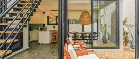 Casa de diseñador, 3 habitaciones, para no fumadores, alberca privada | Área de sala de estar