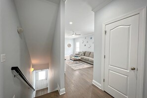 Dúplex, 5 habitaciones | Decoración personalizada y muebles diferentes 