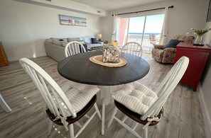 Condo, 2 chambres | Cuisine privée | Un four