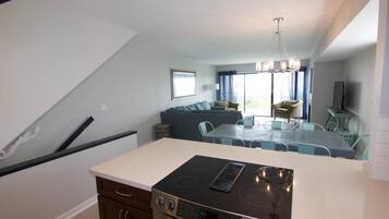 Appartement Duplex, 3 chambres | Cuisine privée | Four, batterie de cuisine, vaisselle et ustensiles