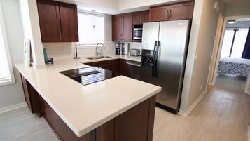 Duplex, 3 Bedrooms | Private kitchen | Oven, cookware/dishes/utensils