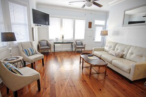 Interior - Bikini's & Martini's by Sea Scape Properties (Carolina Beach)