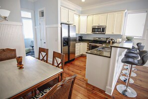 Duplex, 4 Bedrooms | Private kitchen