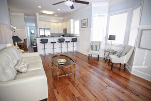 Duplex, 4 Bedrooms | Living room