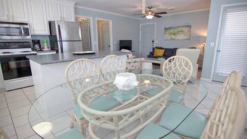 Duplex, 2 Bedrooms | Dining