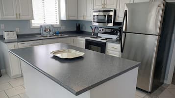 Duplex, 2 Bedrooms | Private kitchen | Oven, cookware/dishes/utensils