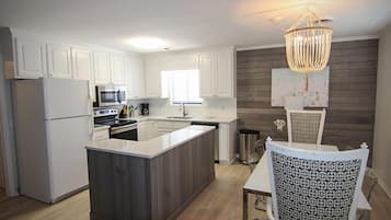 Duplex, 2 Bedrooms | Private kitchen | Oven, cookware/dishes/utensils