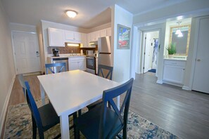 Condo, 2 habitaciones | Cocina privada | Horno 