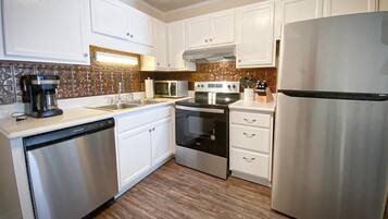 Condo, 2 Bedrooms | Private kitchen | Oven