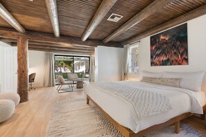 7 chambres, bureau, fer et planche à repasser, lit parapluie