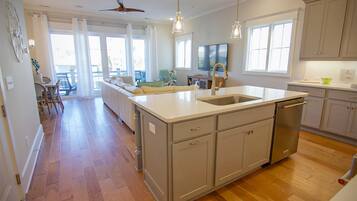 Duplex, 3 Bedrooms | Private kitchen | Oven, cookware/dishes/utensils