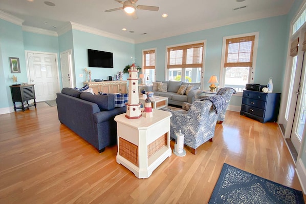 Condo, 4 Bedrooms | Living room
