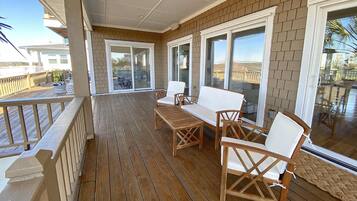 House, 4 Bedrooms | Balcony