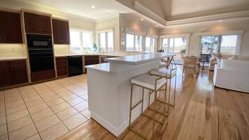 House, 4 Bedrooms | Private kitchen | Oven
