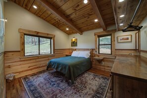 2 bedrooms, iron/ironing board, free WiFi, bed sheets - Rustic Custom Timber Frame Cabin (Rapid City)